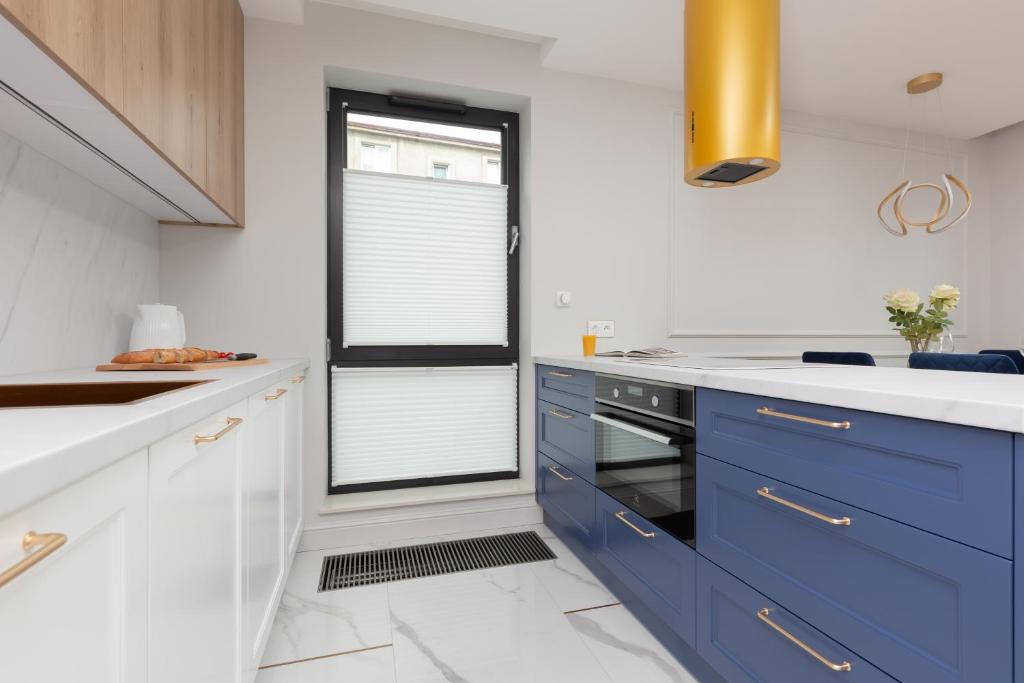 Moderna Central Luxury Apartment with Parking in Gdynia by Noclegi Renters 4