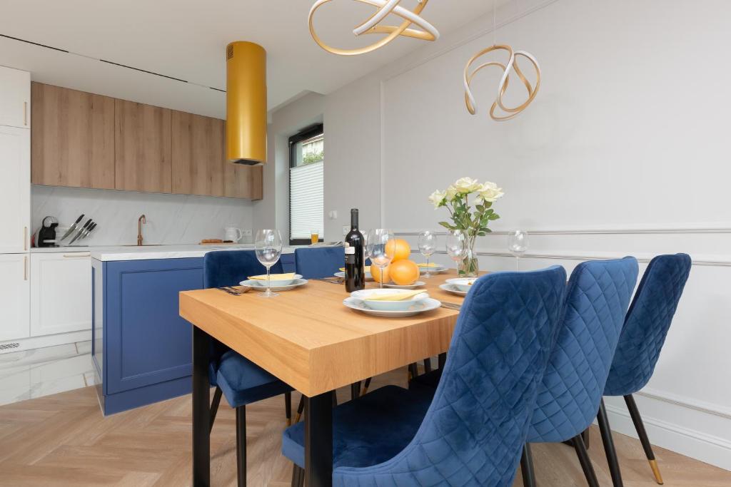 Moderna Central Luxury Apartment with Parking in Gdynia by Noclegi Renters 3