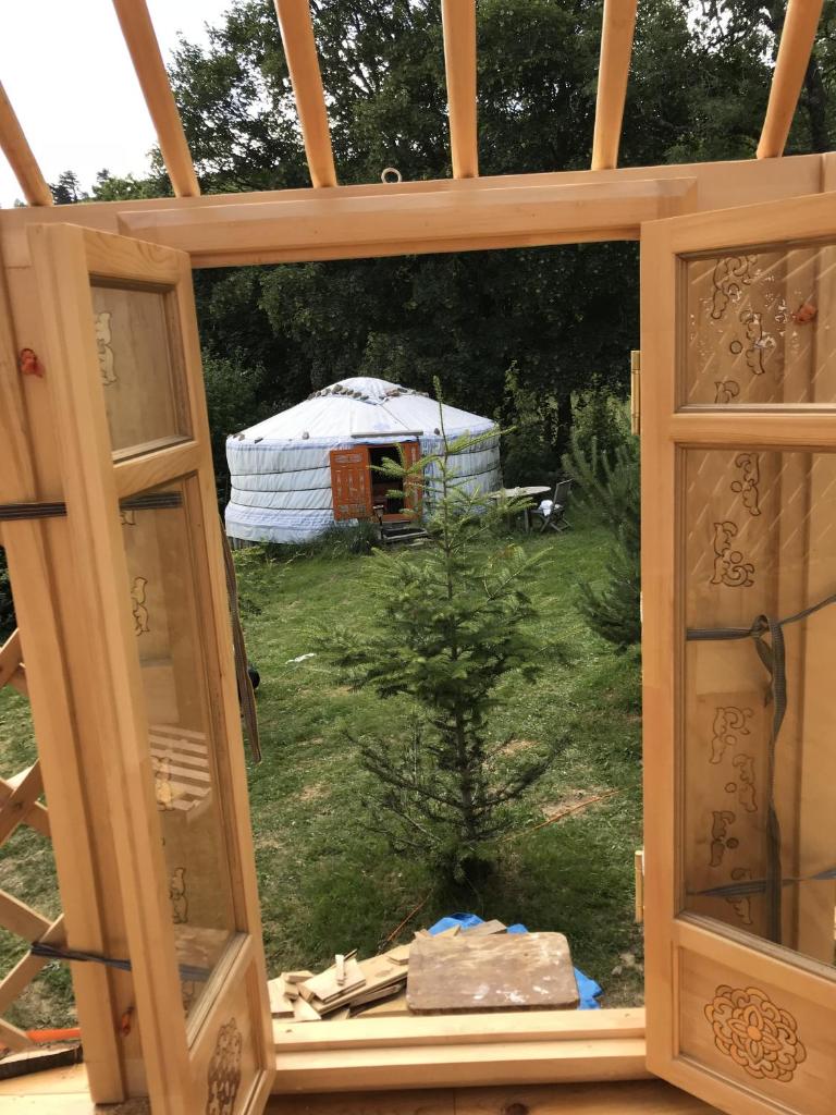 - une fenêtre donnant sur une yourte dans l'établissement Eco Yourte Les Airelles, à Saint-Anthème
