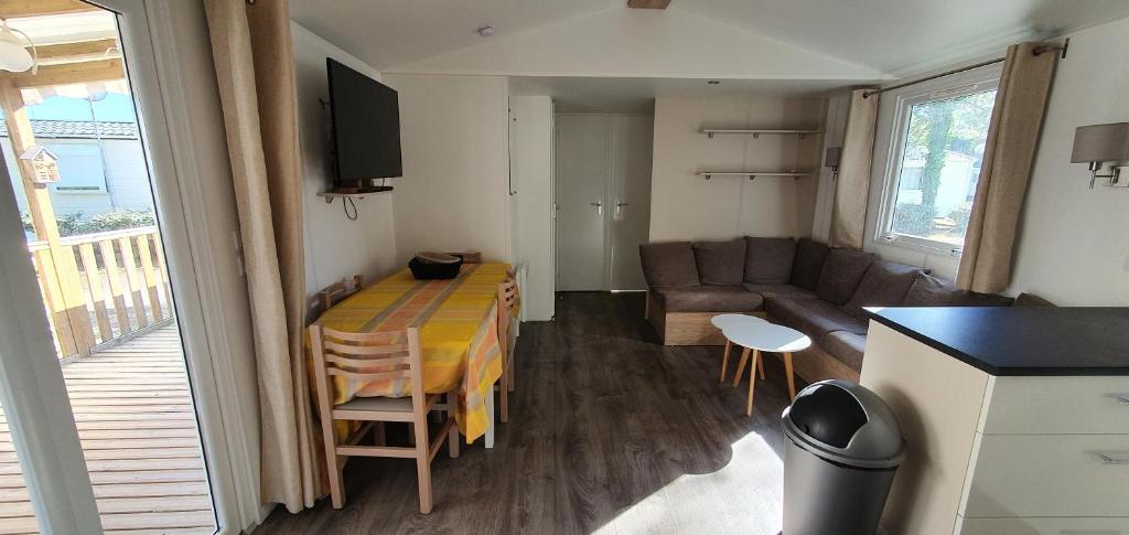 un petit salon avec une table et un canapé dans l'établissement MH 6 personnes au calme Bois Dormant 4*, à Saint-Jean-de-Monts