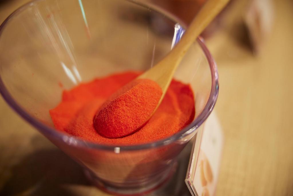 une tasse avec une cuillère à liquide rouge dedans dans l'établissement HOTEL WiLL EX 大高 レジャーホテル, à Nagoya