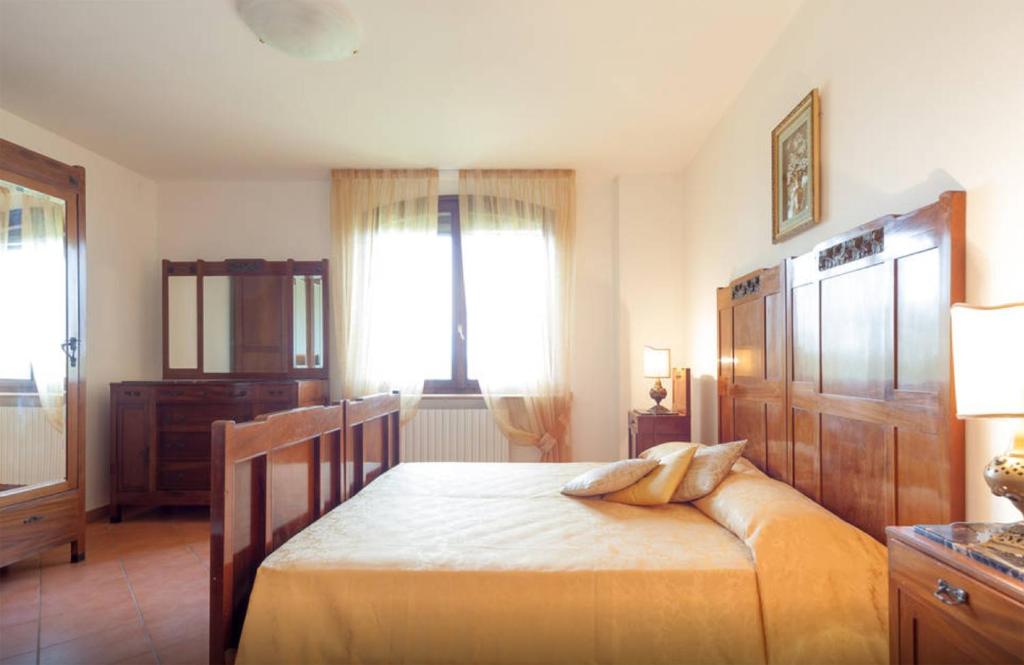 une chambre avec un grand lit dans une pièce dans l'établissement TABACHERA x10 Cascina with Private Pool Sirmione GARDA LAKE, à Pozzolengo