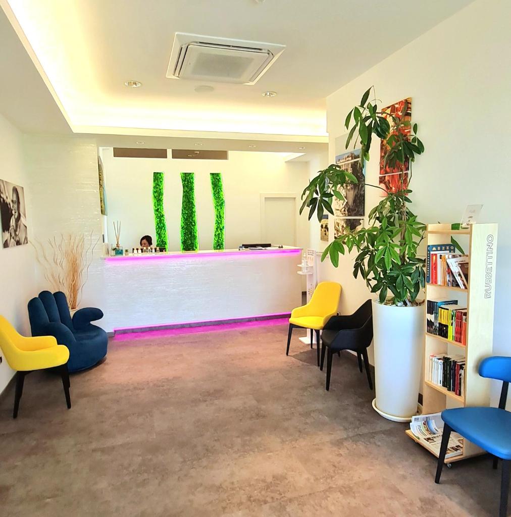 une salle d'attente avec des chaises et un comptoir avec un bar dans l'établissement La Bussola Hotel Calabria, à Capo Vaticano 107 autres photos