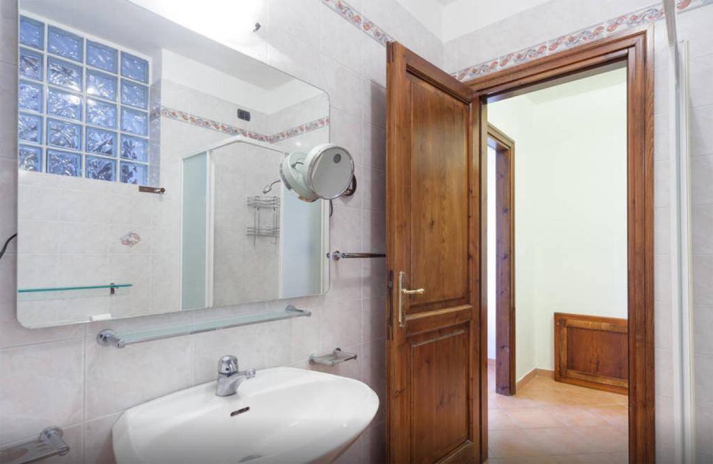 une salle de bain avec un lavabo blanc et un miroir dans l'établissement TABACHERA x10 Cascina with Private Pool Sirmione GARDA LAKE, à Pozzolengo 19 autres photos