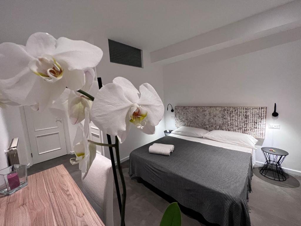 - une chambre avec un lit et 2 fleurs blanches dans l'établissement Villa Chiara Taormina, à Taormine 90 autres photos