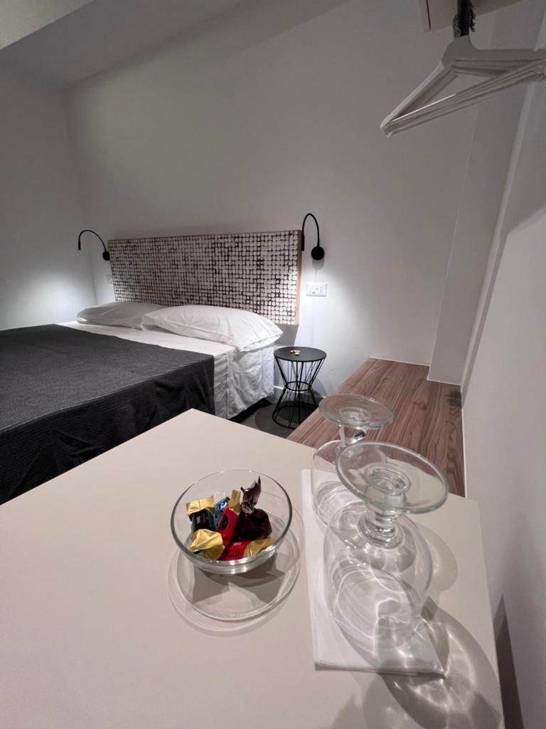 Cette chambre comprend une table avec un bol de nourriture. dans l'établissement Villa Chiara Taormina, à Taormine