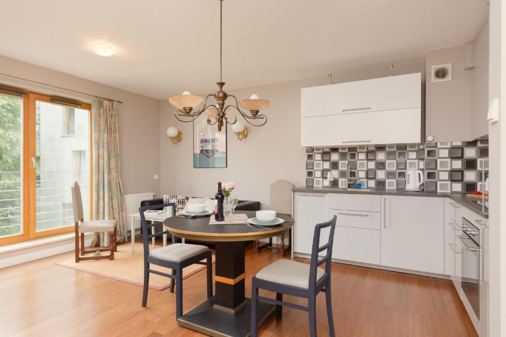 Elegancki Apartament w Centrum Gdyni z Parkingiem by Noclegi Renters 6