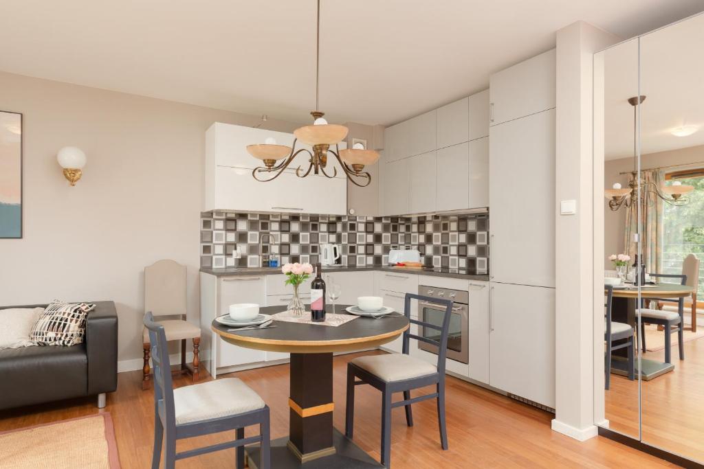 Elegancki Apartament w Centrum Gdyni z Parkingiem by Noclegi Renters 2