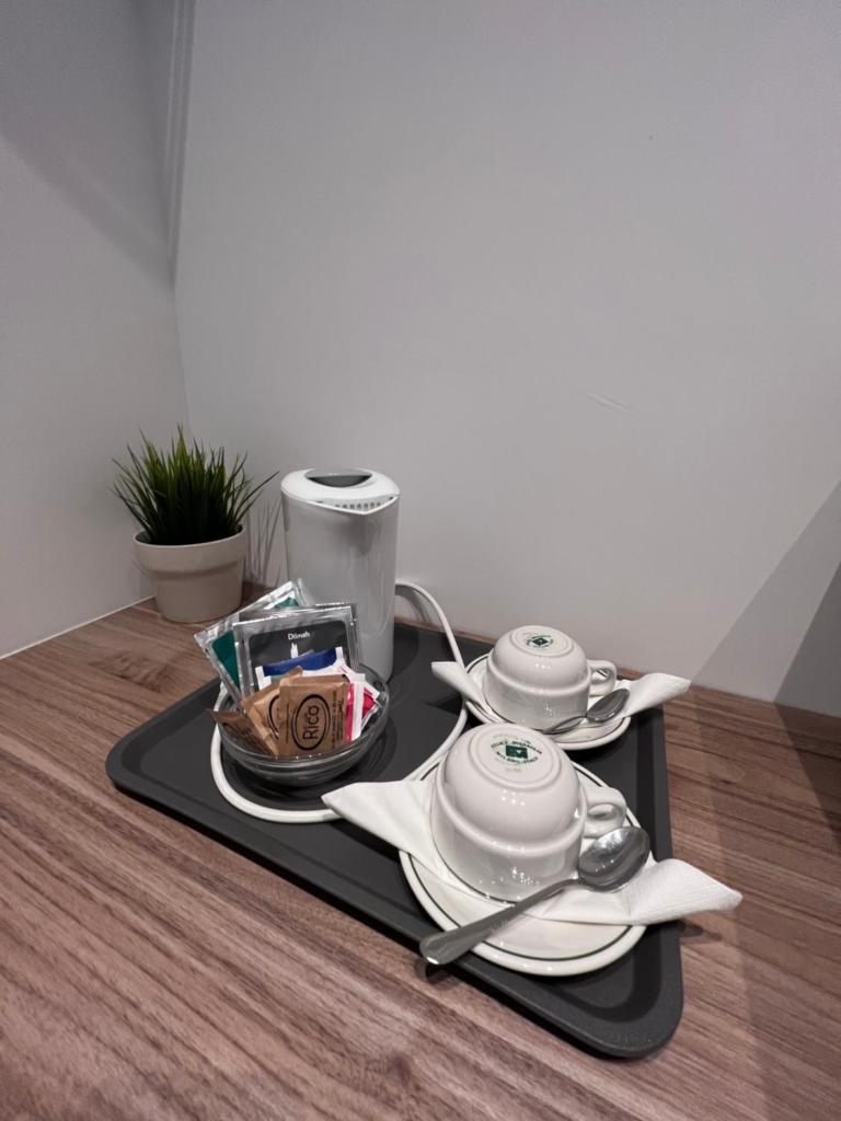 un plateau avec un service à thé sur une table dans l'établissement Villa Chiara Taormina, à Taormine