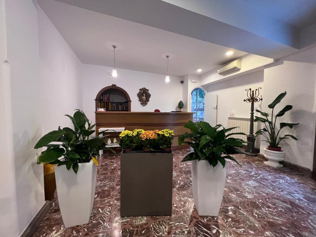 une église avec trois plantes en pot et un piano dans l'établissement Villa Chiara Taormina, à Taormine