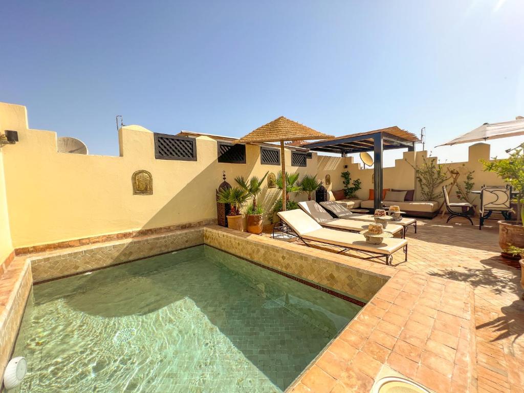 une piscine au milieu d'une arrière-cour dans l'établissement Riad des Lys, à Marrakech