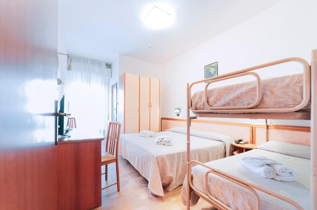 une chambre avec deux lits superposés et une fenêtre dans l'établissement Mantovani Hotel Murano & Mariù, à Rimini
