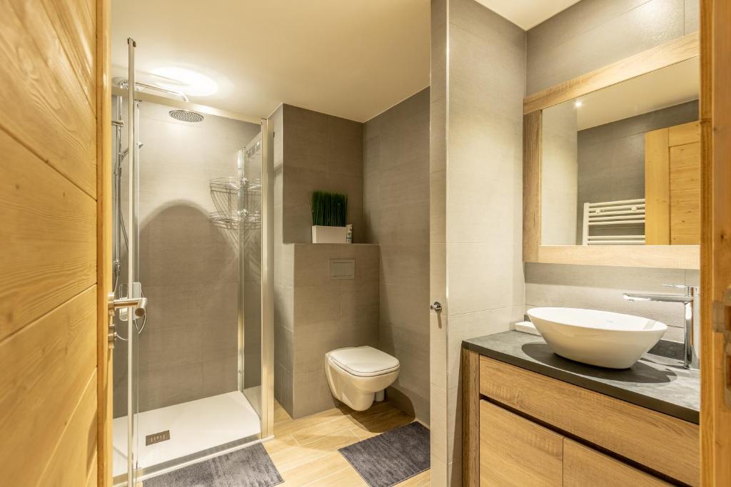 une salle de bain avec toilettes, lavabo et douche dans l'établissement LE RIDGE nouvelle résidence prestige - Les Arcs Paradiski, à Bourg-Saint-Maurice
