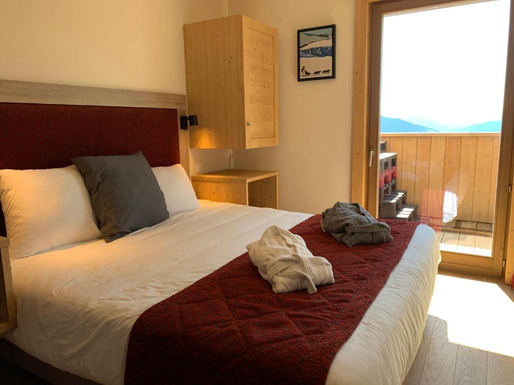 une chambre avec un lit avec deux serviettes dessus dans l'établissement LE RIDGE nouvelle résidence prestige - Les Arcs Paradiski, à Bourg-Saint-Maurice 16 autres photos