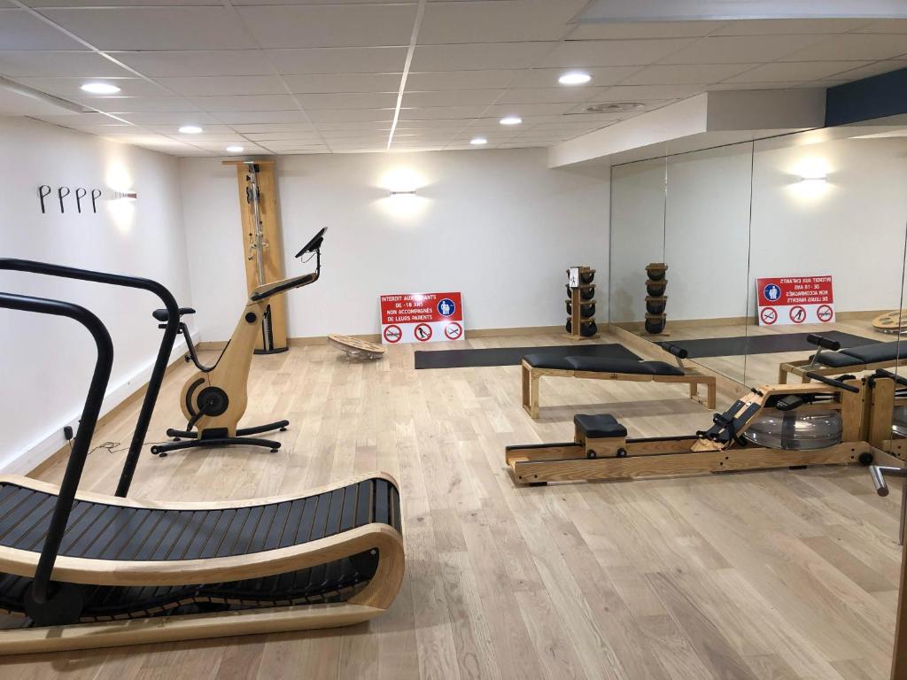- une salle de sport avec plusieurs appareils d'exercice dans l'établissement LE RIDGE nouvelle résidence prestige - Les Arcs Paradiski, à Bourg-Saint-Maurice