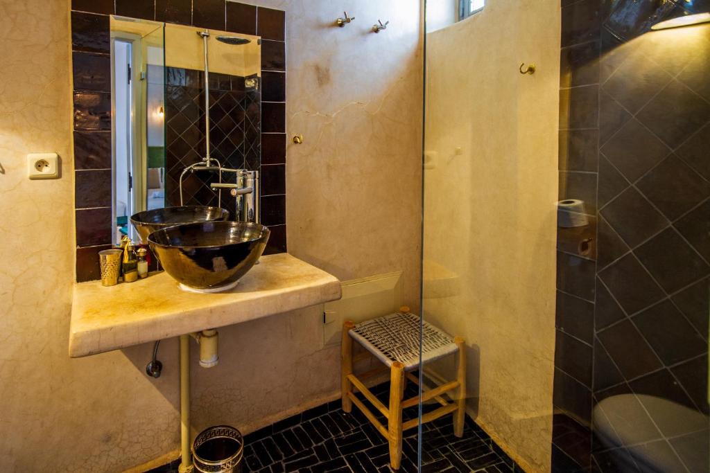 une salle de bain avec un lavabo et une douche dans l'établissement Riad Les Jardins des Lilas, à Marrakech