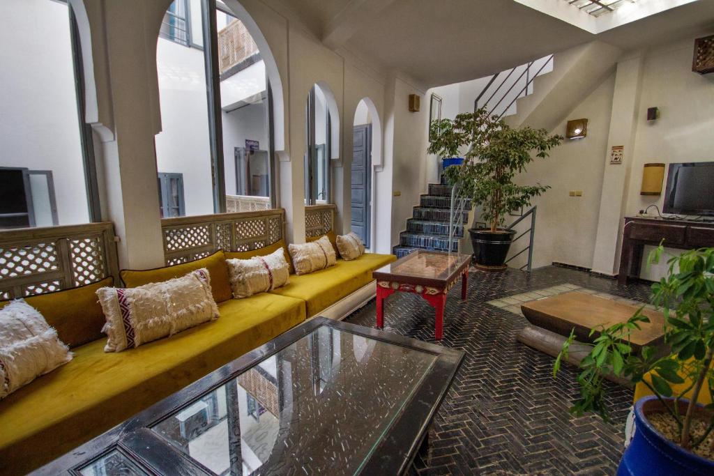 un salon avec un canapé et une table dans l'établissement Riad Les Jardins des Lilas, à Marrakech