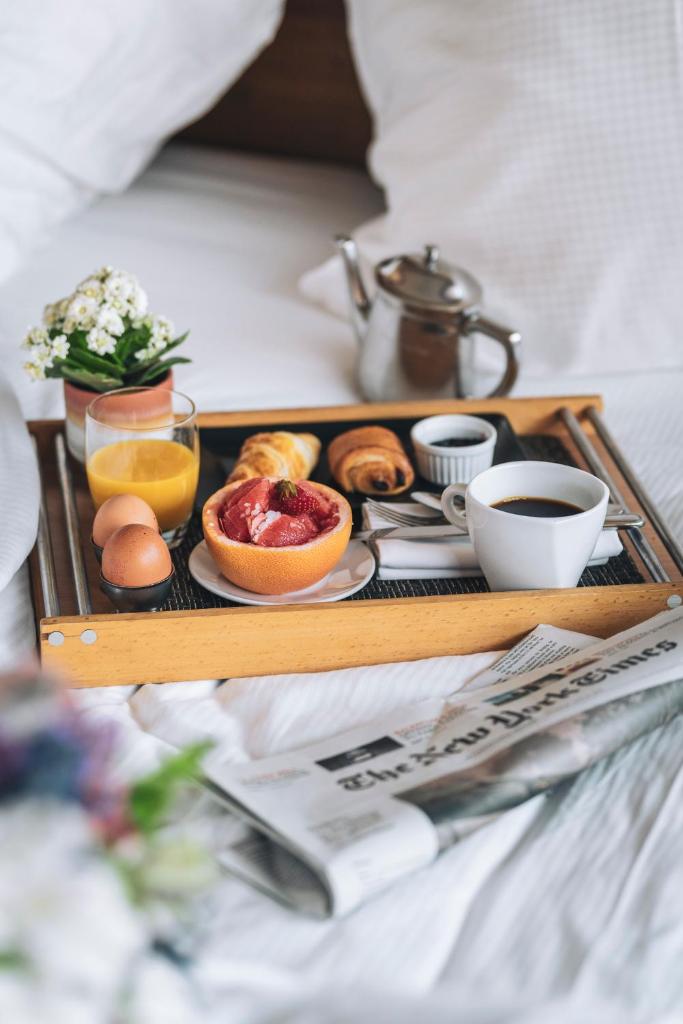 - un plateau avec des aliments pour le petit-déjeuner sur un lit dans l'établissement La Maison Hôtel Les Peupliers, à Courchevel 19 autres photos