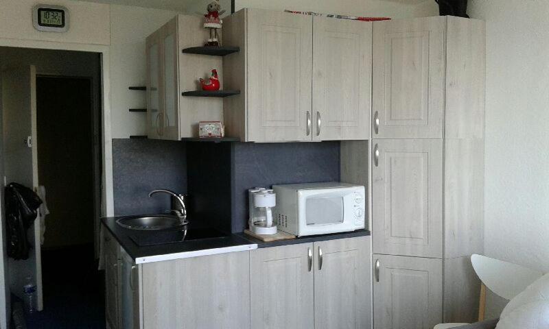 Photo de la galerie de l'établissement Chez Lulu - Charmant Studio rénové 2 personnes - Studio 16m2, au Corbier