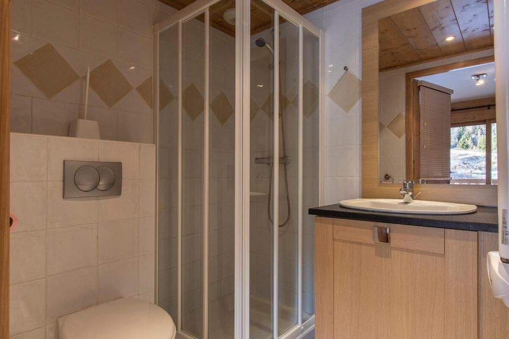 une salle de bain avec douche et lavabo dans l'établissement Arc 1800 Alpage du chantel Iseran SKI-in SKI-out, à Arc 1800