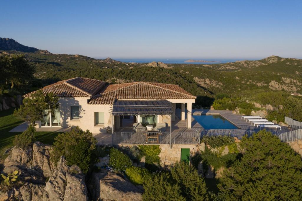 - une vue aérienne sur une maison dans les collines dans l'établissement Villa with pool and panoramic view Costa Smeralda, à Abbiadori
