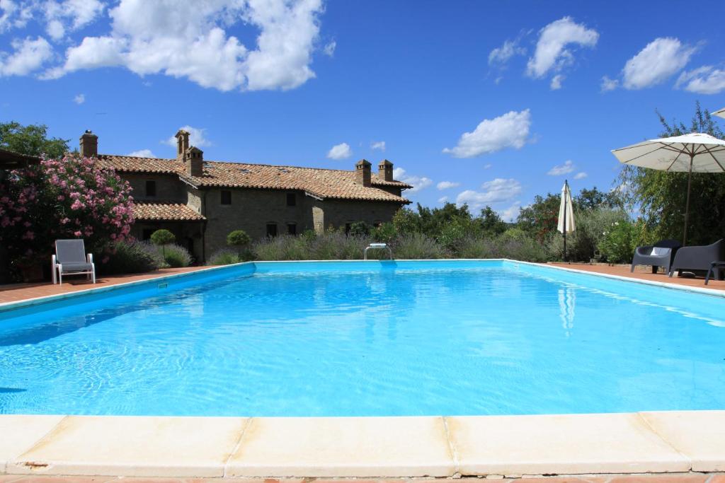 une grande piscine devant une maison dans l'établissement Villa Cavagnetti, à Pietralunga