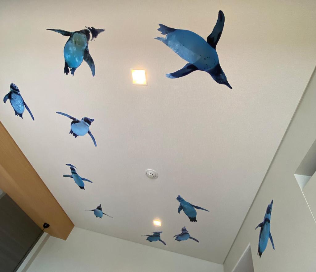 un groupe de dauphins au plafond d'une pièce dans l'établissement Kowakuen Haruka, à Matsuyama