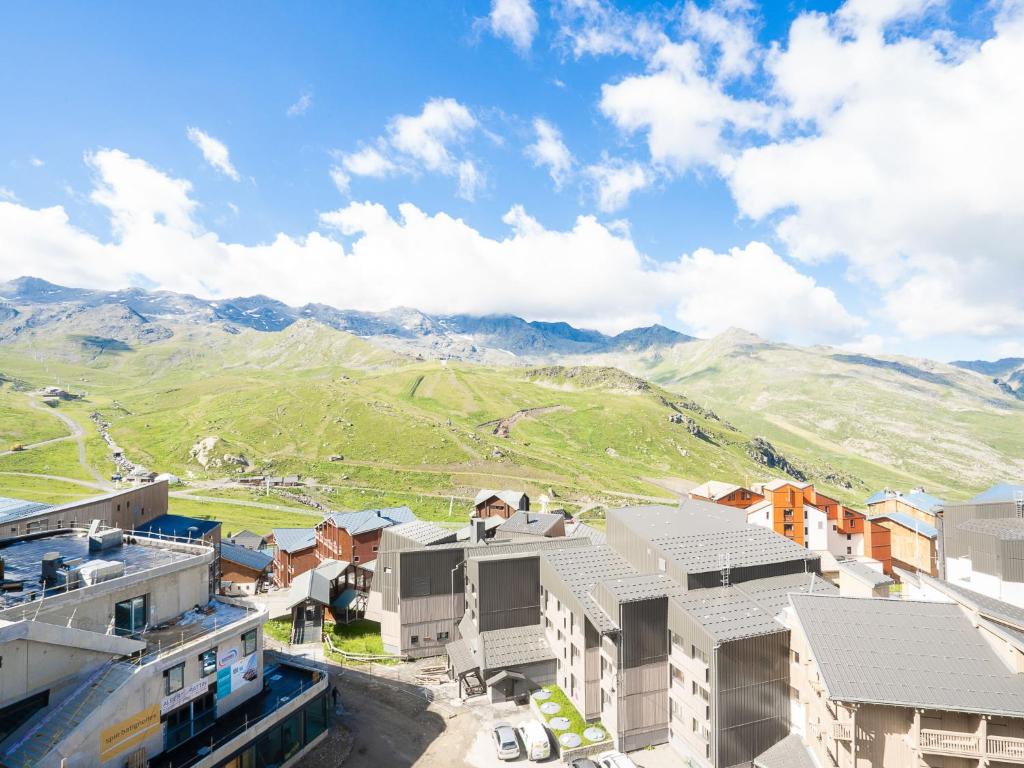 - une vue sur une ville avec des montagnes en arrière-plan dans l'établissement Apartment Arcelle 508 by Interhome, à Val Thorens