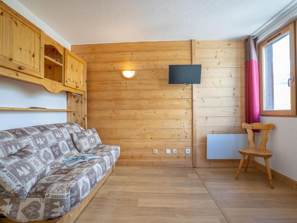 - un salon avec un canapé et des murs en bois dans l'établissement Apartment Arcelle 508 by Interhome, à Val Thorens