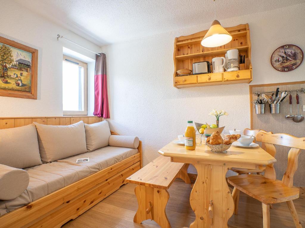 un salon avec un canapé et une table dans l'établissement Apartment Arcelle 508 by Interhome, à Val Thorens