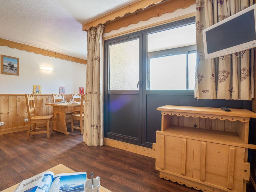 - un salon avec une grande porte et une table dans l'établissement Apartment Vanoise 751 by Interhome, à Val Thorens 22 autres photos