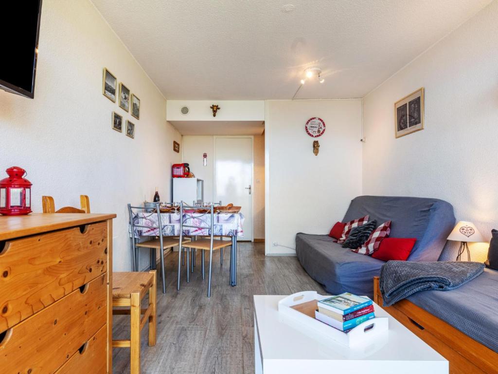 un salon avec un canapé et une table dans l'établissement Studio Pegase Phenix-59 by Interhome, au Corbier