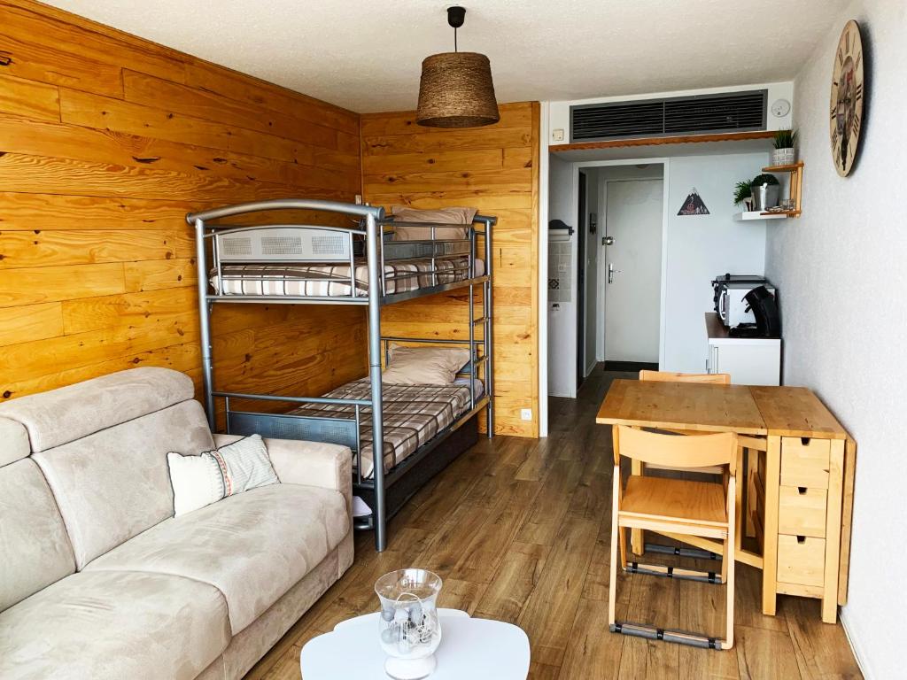 un salon avec un canapé et un bureau dans l'établissement Appartement avec balcon au pied des pistes de ski, à Villarembert
