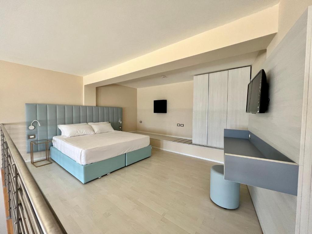 une chambre avec un lit et une télévision à écran plat dans l'établissement Toscana Sport Resort, à Tirrenia 37 autres photos