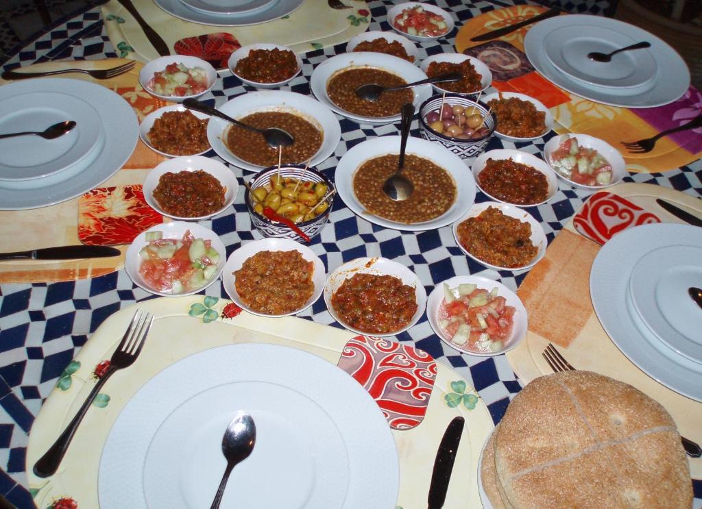 une table recouverte de assiettes et de bols de nourriture dans l'établissement Dar Drissi, à Fès 37 autres photos