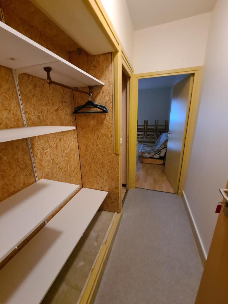 Elle comprend un dressing avec des étagères et un couloir. dans l'établissement Ski-to-door apartment au Collet d'Allevard, à Allevard