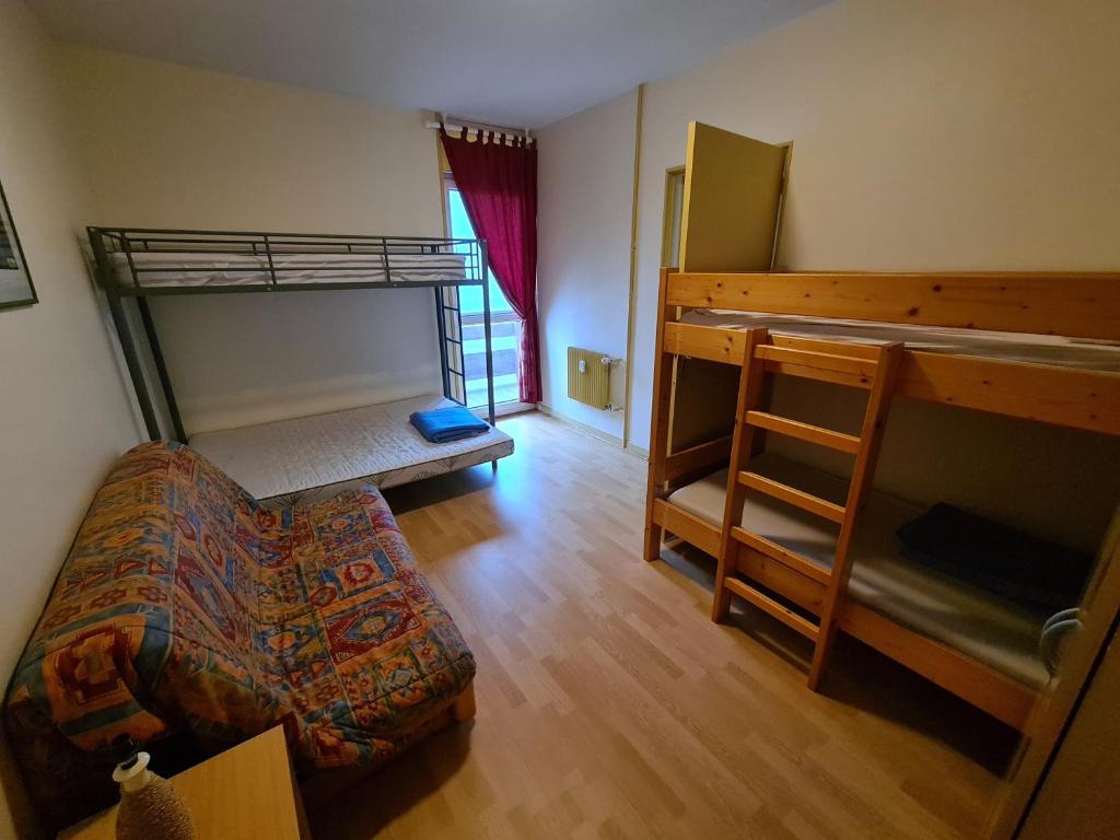 - un salon avec un canapé et des lits superposés dans l'établissement Ski-to-door apartment au Collet d'Allevard, à Allevard
