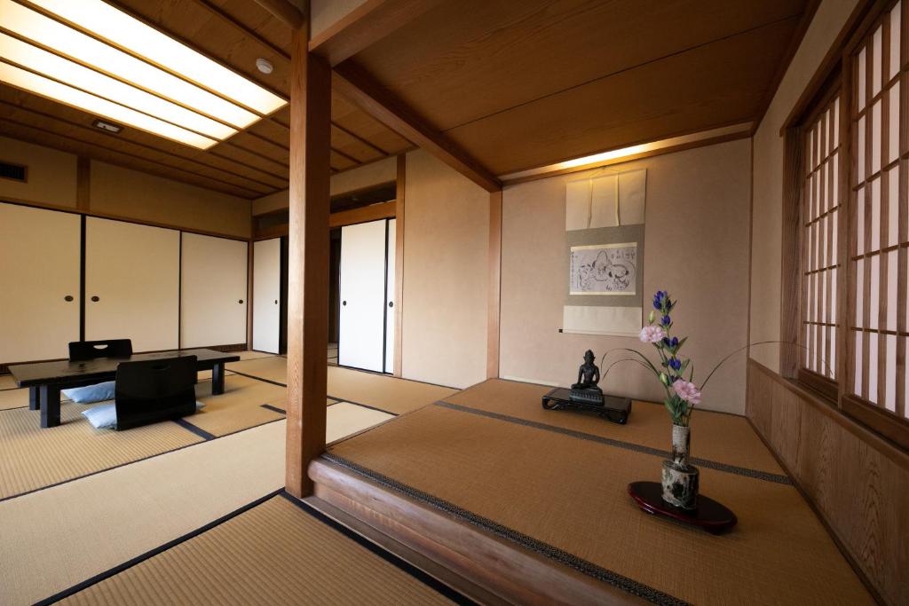 Cette chambre comprend un salon avec une table. dans l'établissement Mizuno Ryokan, à Karatsu 37 autres photos