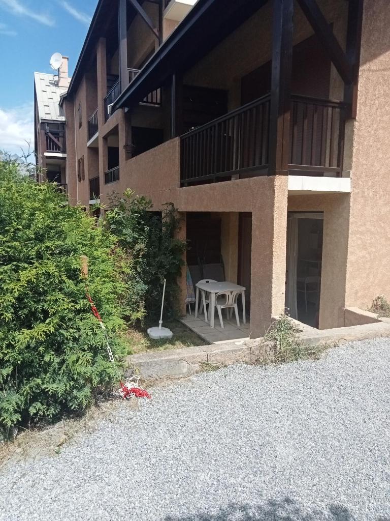 Appartement en rez de jardin et parking privatifs près des pistes
