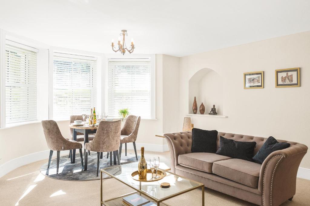 Stunning 2 bedroom apartment in fantastic location 4