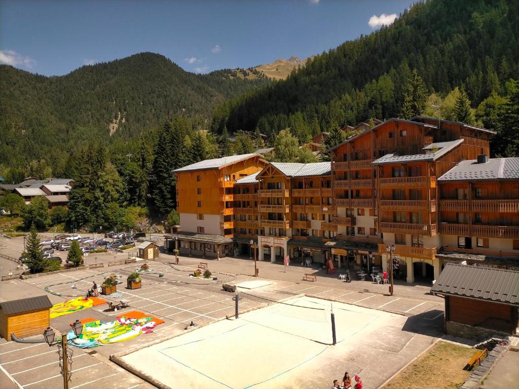 - une vue aérienne sur un bâtiment avec un court de tennis dans l'établissement Valfrejus Studio 19m2 cosy 60 m des pistes draps non compris, à Modane