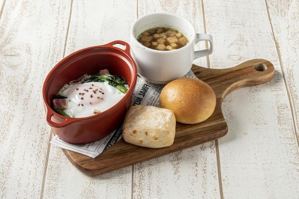 une assiette de nourriture avec une tasse de soupe et de pain dans l'établissement ホテル リトルチャペルクリスマス 和歌山 Adult Only, à Wakayama