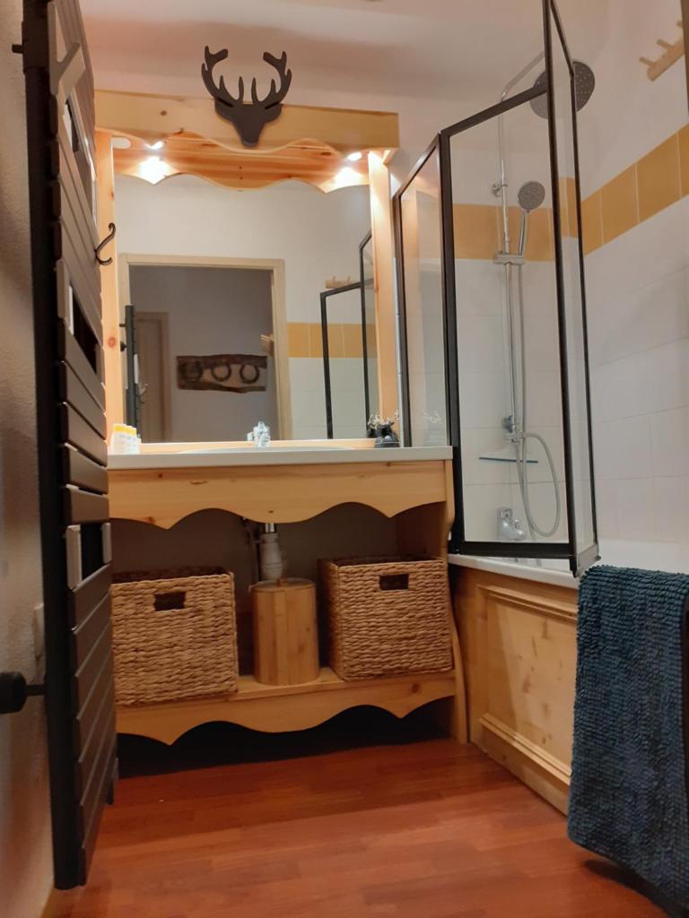 une salle de bain avec un lavabo et un miroir dans l'établissement VALFREJUS - Appartement "L'Erable" Les Chalets de Florence 2 - Chaleureux et fonctionnel - plein centre à côté des télécabines - 4 à 7 pers, à Valfréjus