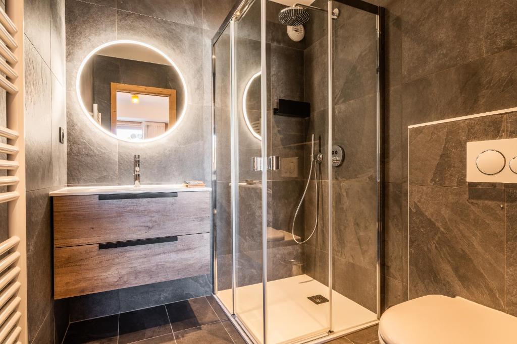 une salle de bain avec douche et toilettes dans l'établissement Apartment Sipo Alpe D'Huez - by EMERALD STAY, à L'Alpe-d'Huez 37 autres photos