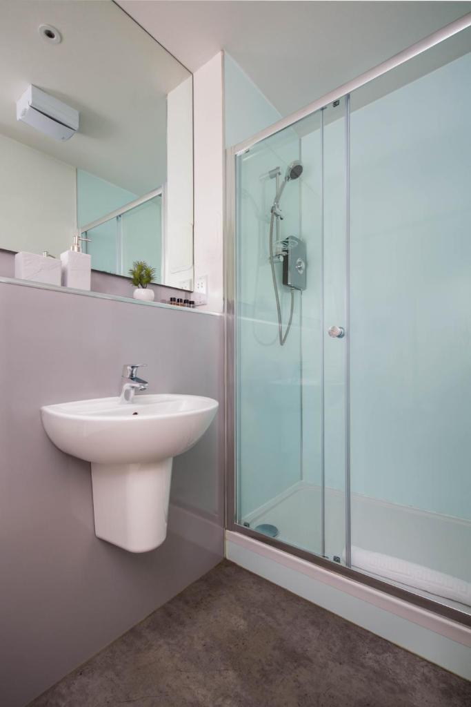 Modern Studio Apartment in prime central location 3