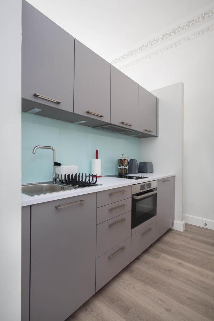 Modern Studio Apartment in prime central location 4