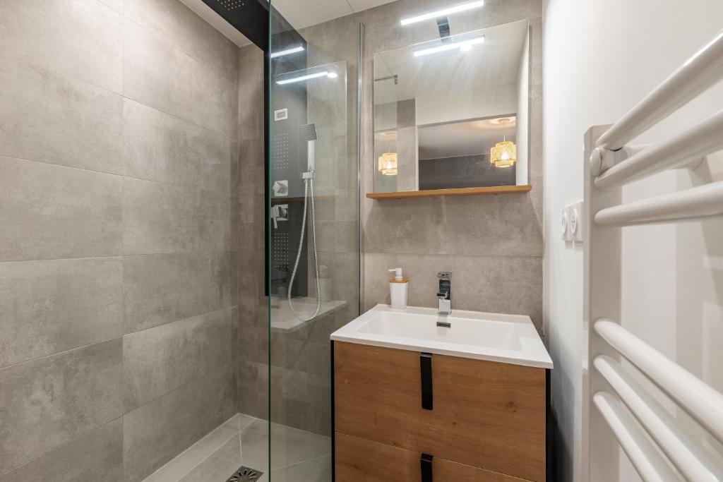 AMJA Proche clinique Saint-Roch apt 3 chambres 3 salles de bain parking gratuit idéal famille groupe coworking 10 min centre ville 10 min plage 5 min sortie autoroute 7