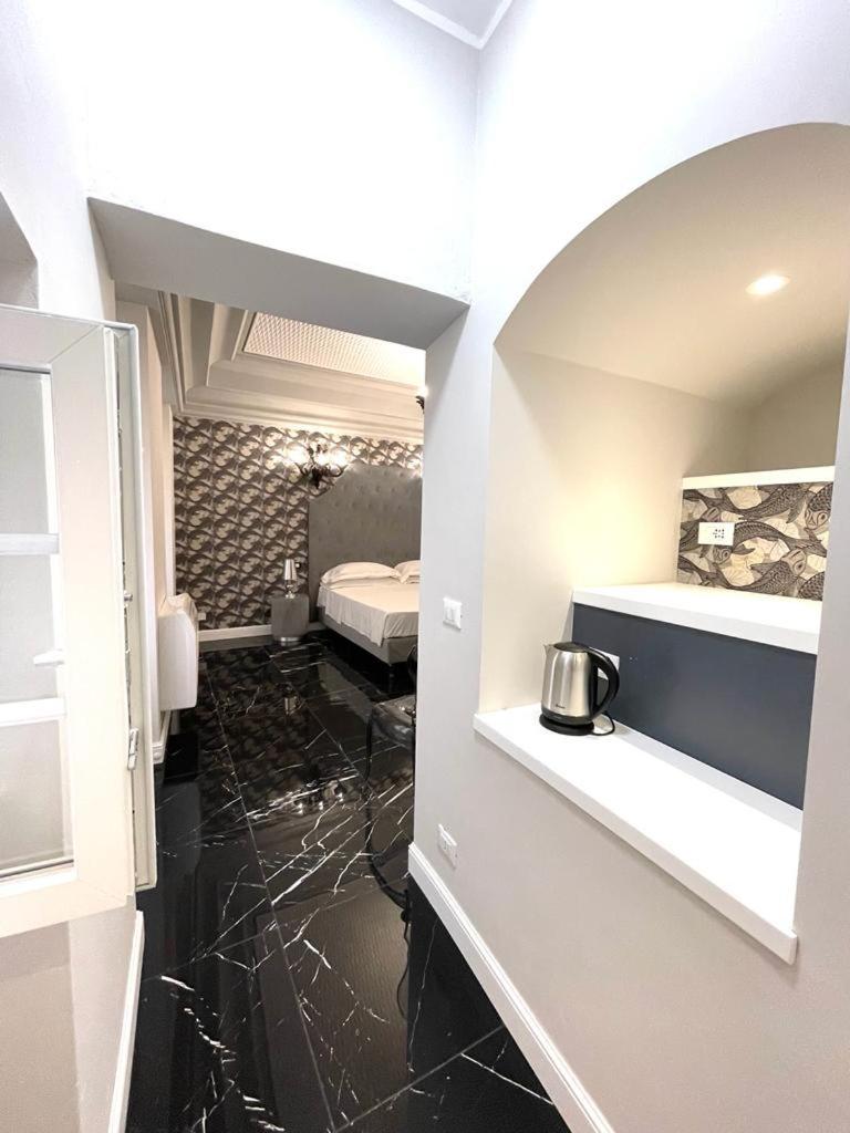 une chambre avec une chambre avec un lit et un couloir dans l'établissement Casa Balzola - Suite Adamas, à Alassio