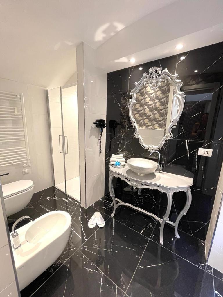 une salle de bain avec toilettes, lavabo et baignoire dans l'établissement Casa Balzola - Suite Adamas, à Alassio