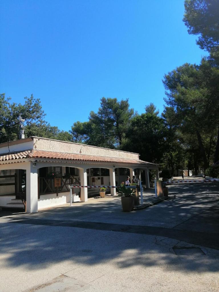 un bâtiment devant lequel se trouve une personne debout dans l'établissement domaine de la sainte baume, à Nans-les-Pins